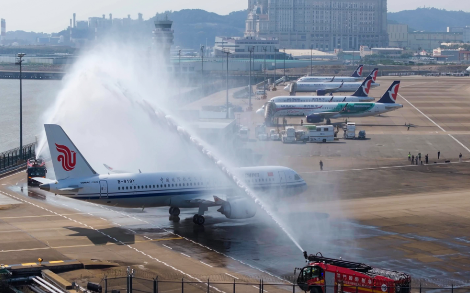 C919 首度抵達澳門 舉行盛大水禮慶祝